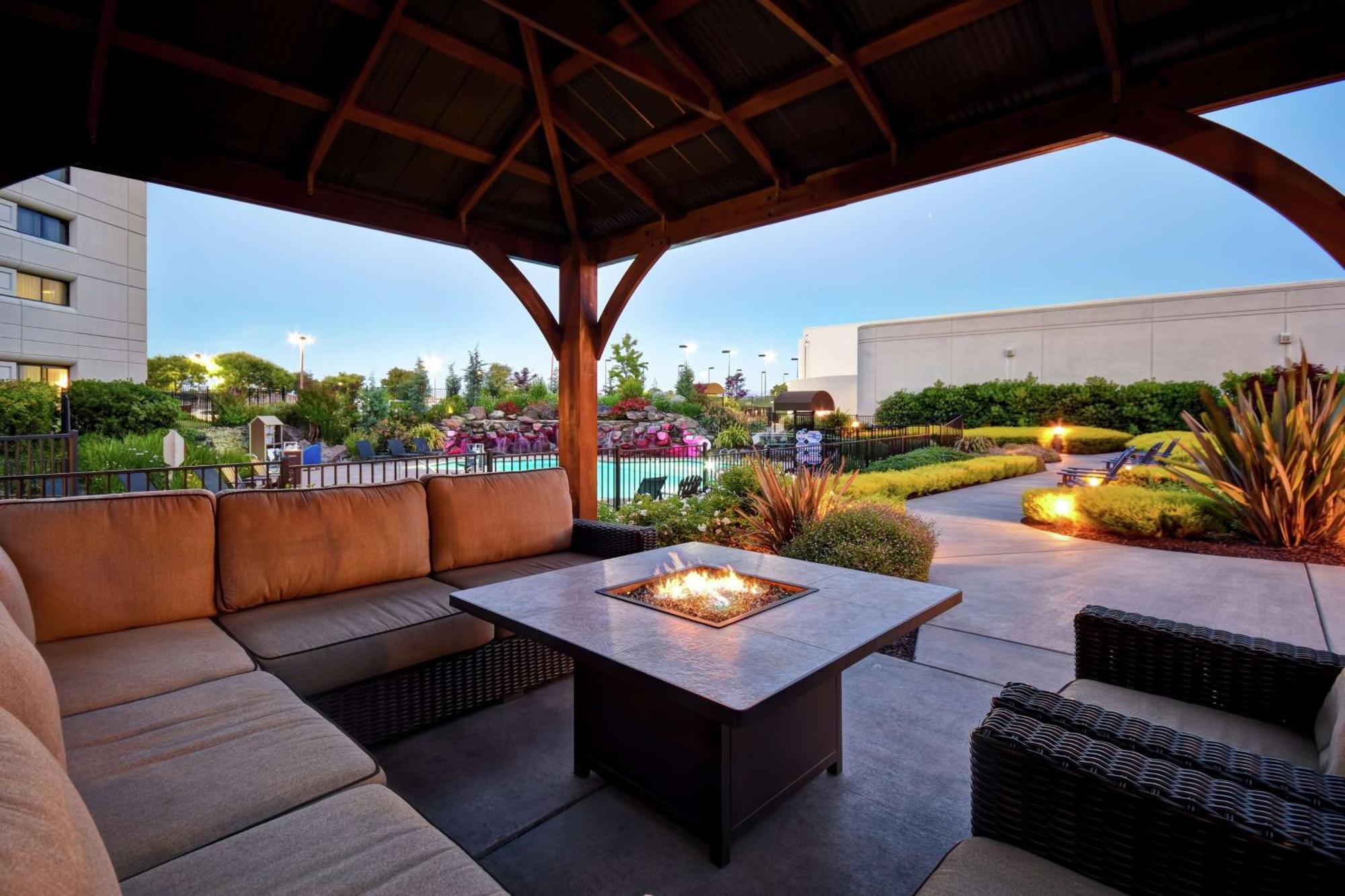 Doubletree By Hilton Pleasanton At The Club Hotel Exterior foto
